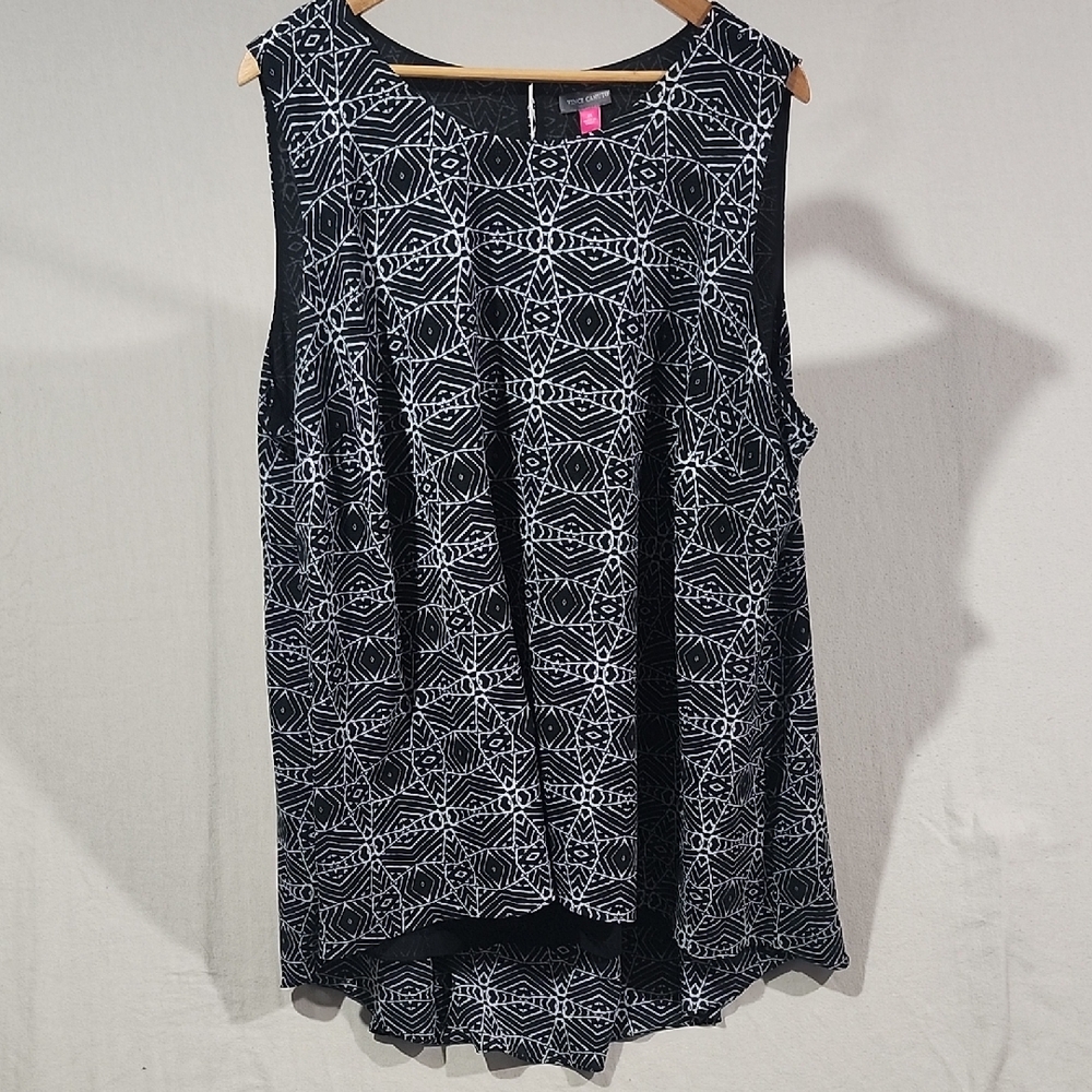 Vince Camuto Black and White Geometric Women's Sleeveless Flowy  Top 3X Lined‎